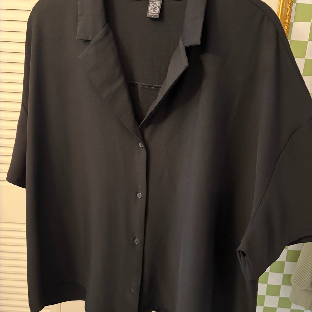 Express Women’s Black Short-Sleeve Casual Button-Down Shirt